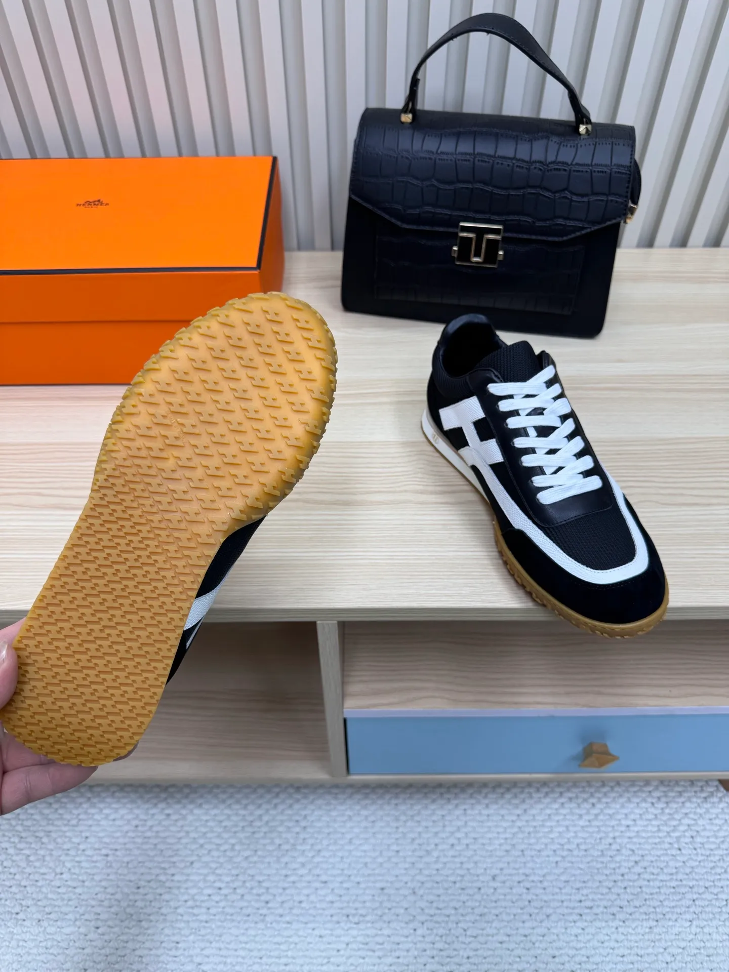 👟👟Ex-factory price 600👟👟 Hermes / Top version #couple style 24ss casual sneakers Suede goatskin sneakers decorated with contrasting patterns and iconic "H" details, beautifully packaged at the delivery counter🛍📦 Fabric: suede + down cloth Lining: mixed sheep lining Outsole: original TPU Bottom thickness: 2CM Size: 35-45